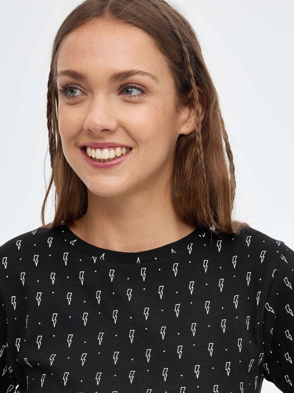 Camiseta crop con anilla print negro vista detalle