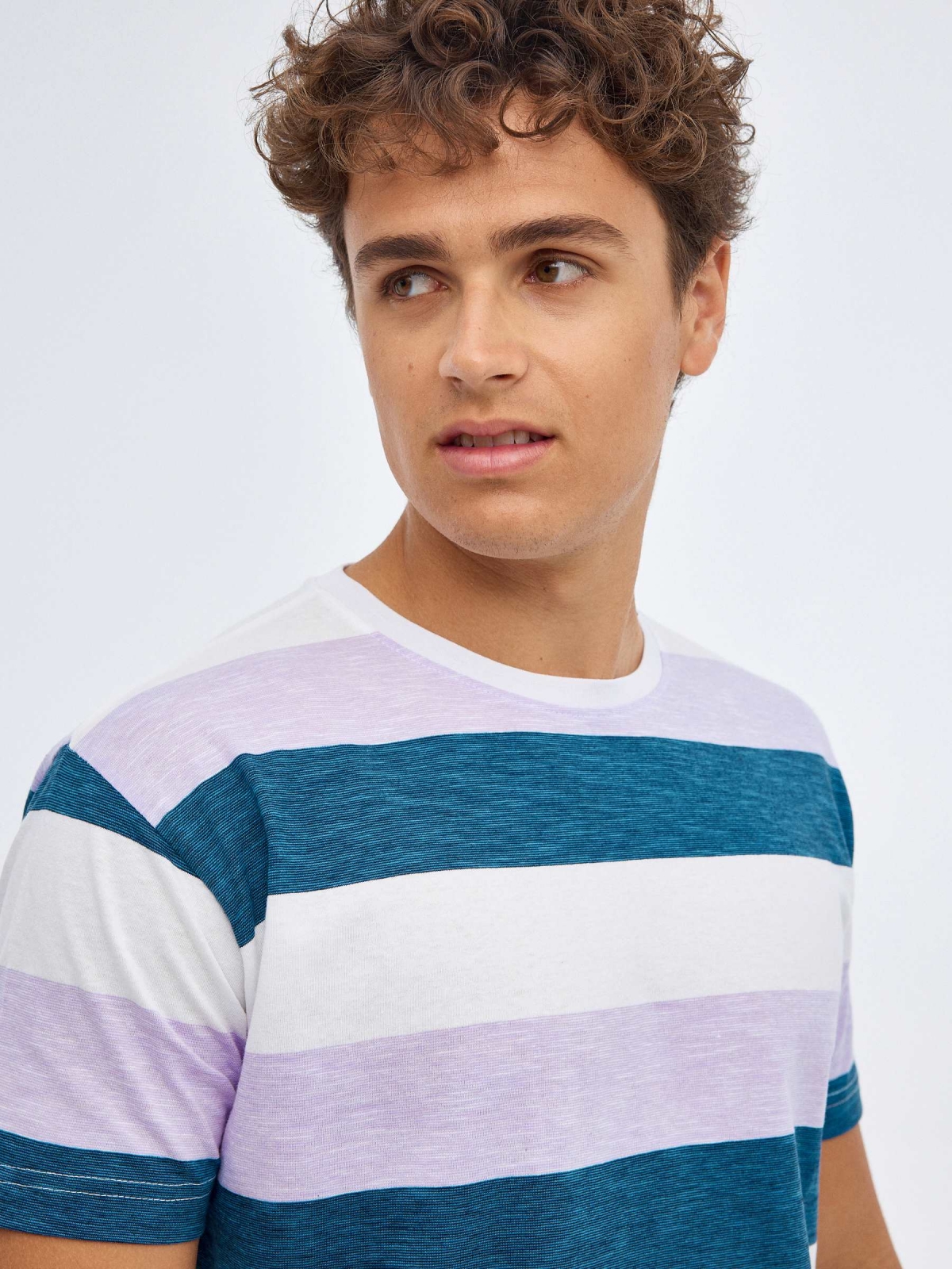 Camiseta de rayas tricolor malva vista detalle