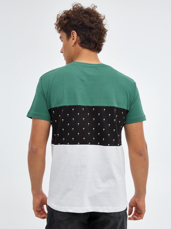 T-shirt em color block com pontos branco vista meia traseira