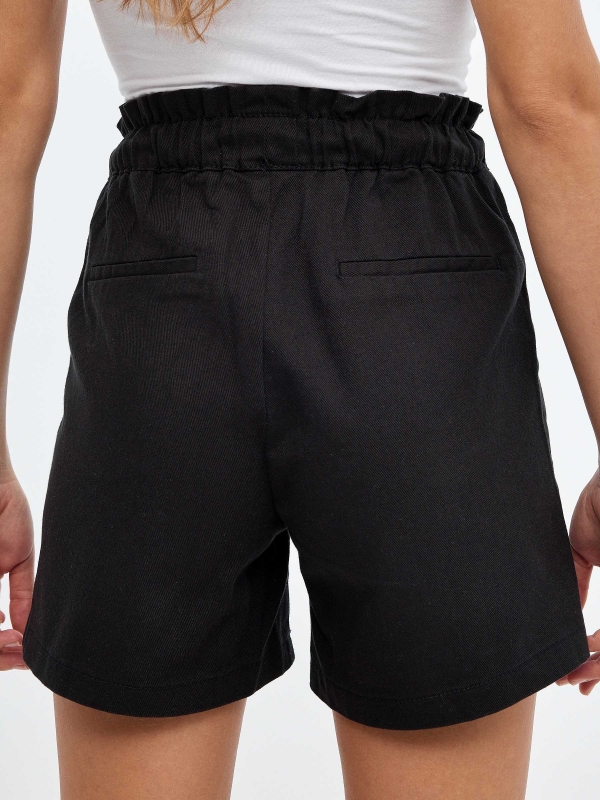 Calções de cintura elástica preto vista detalhe