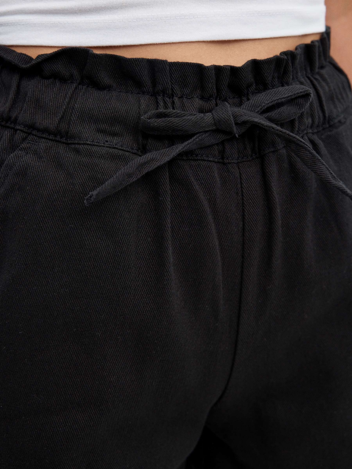 Calções de cintura elástica preto vista detalhe