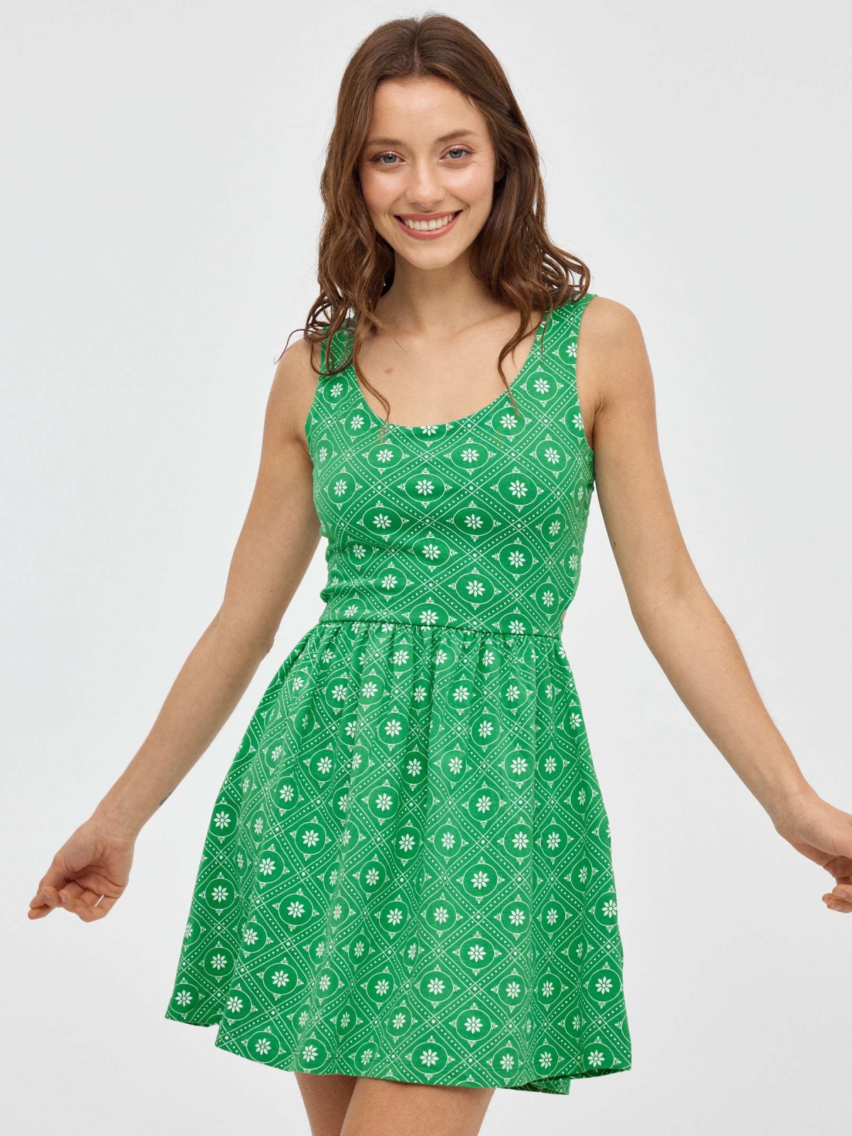 Vestido mini com abas abertas nas costas verde vista meia frontal