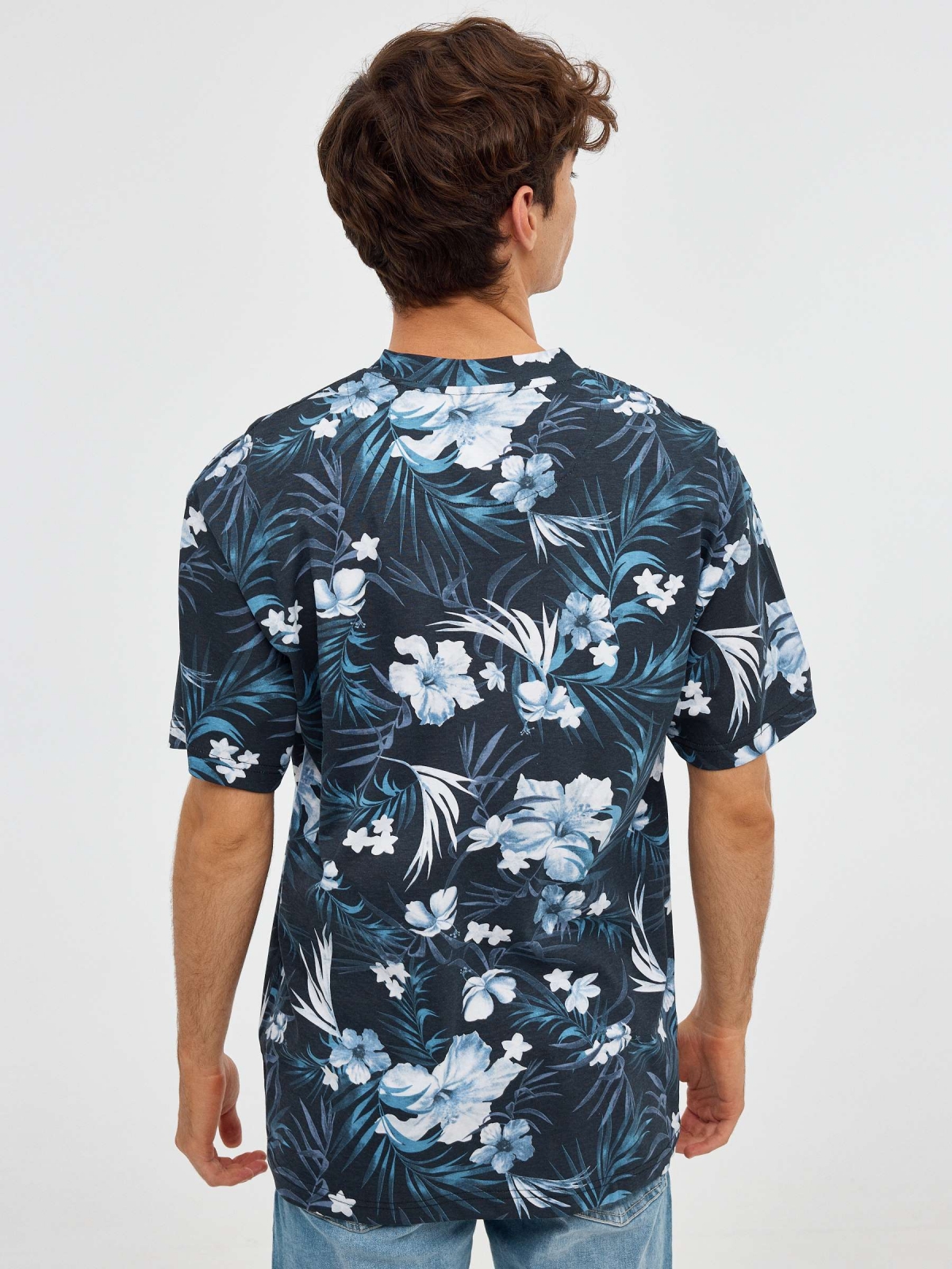 T-shirt oversized tropical preto vista meia traseira