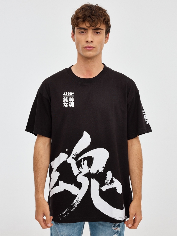 T-shirt com letra japonesa preto vista meia frontal