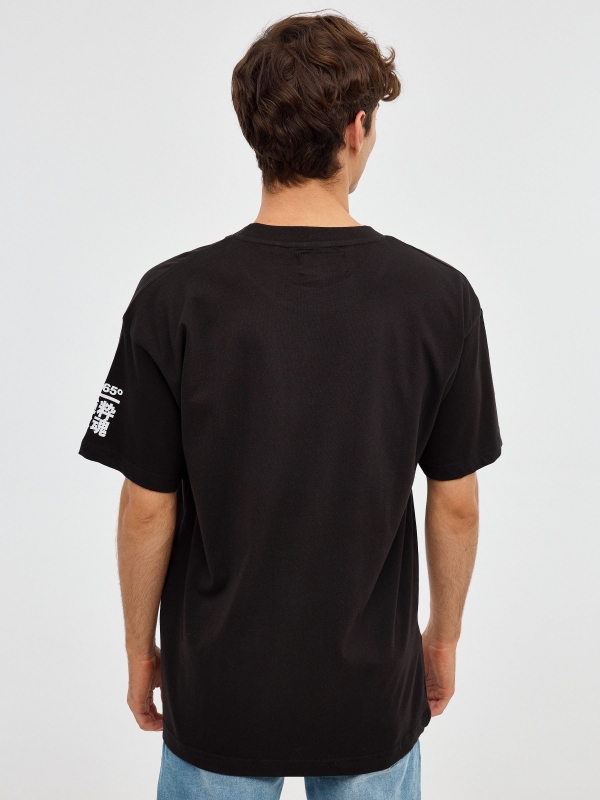 T-shirt com letra japonesa preto vista meia traseira