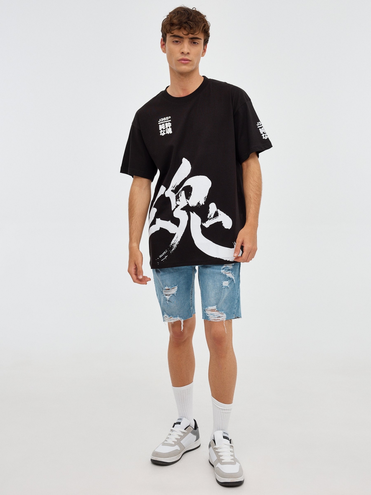 T-shirt com letra japonesa preto vista geral frontal