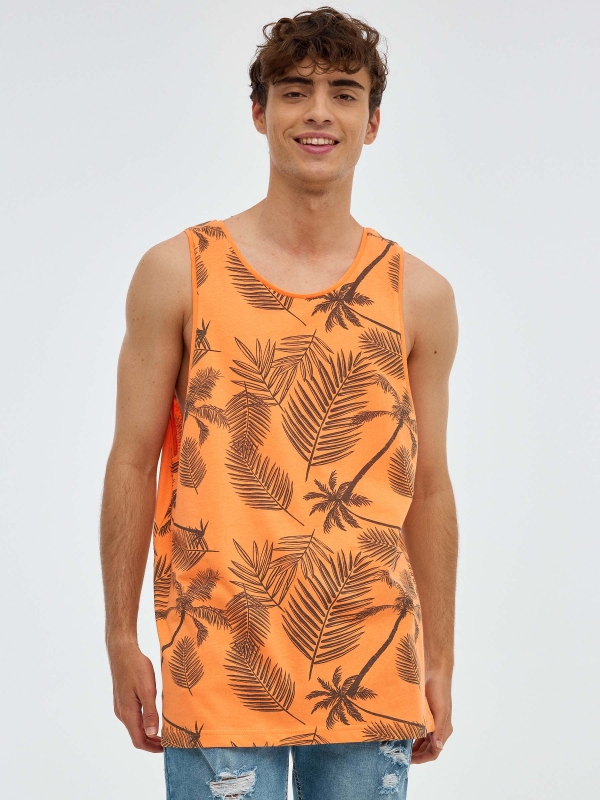 Camiseta tirantes hojas palmeras salmón vista media frontal