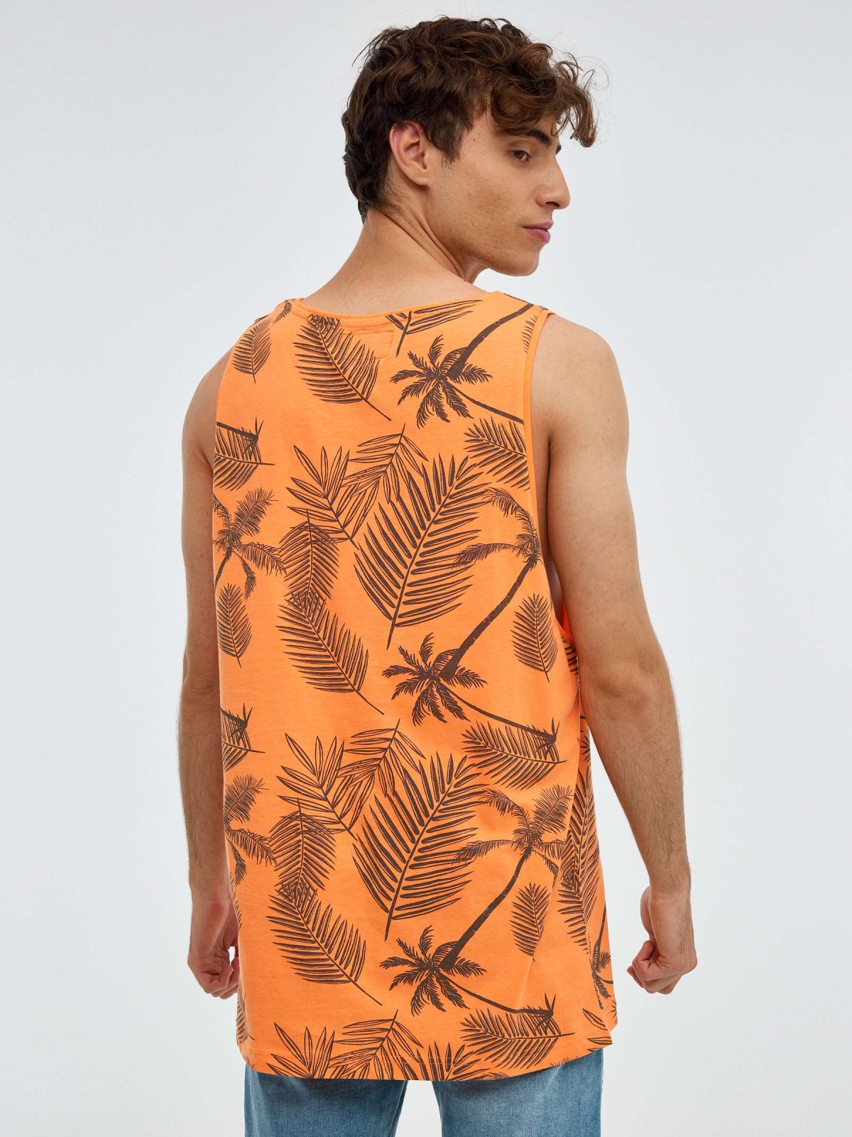 Camiseta tirantes hojas palmeras salmón vista media trasera