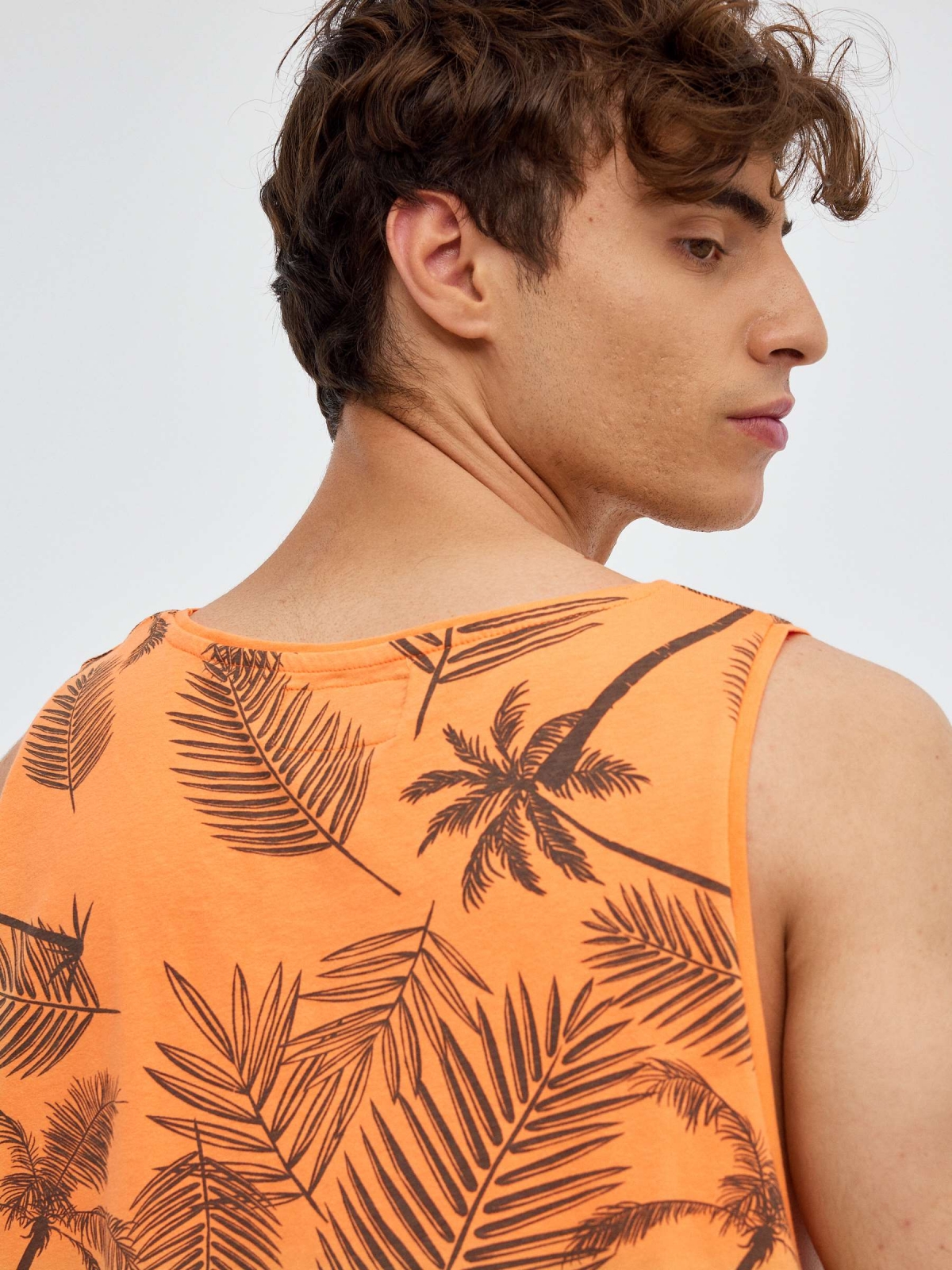 Camiseta tirantes hojas palmeras salmón vista detalle