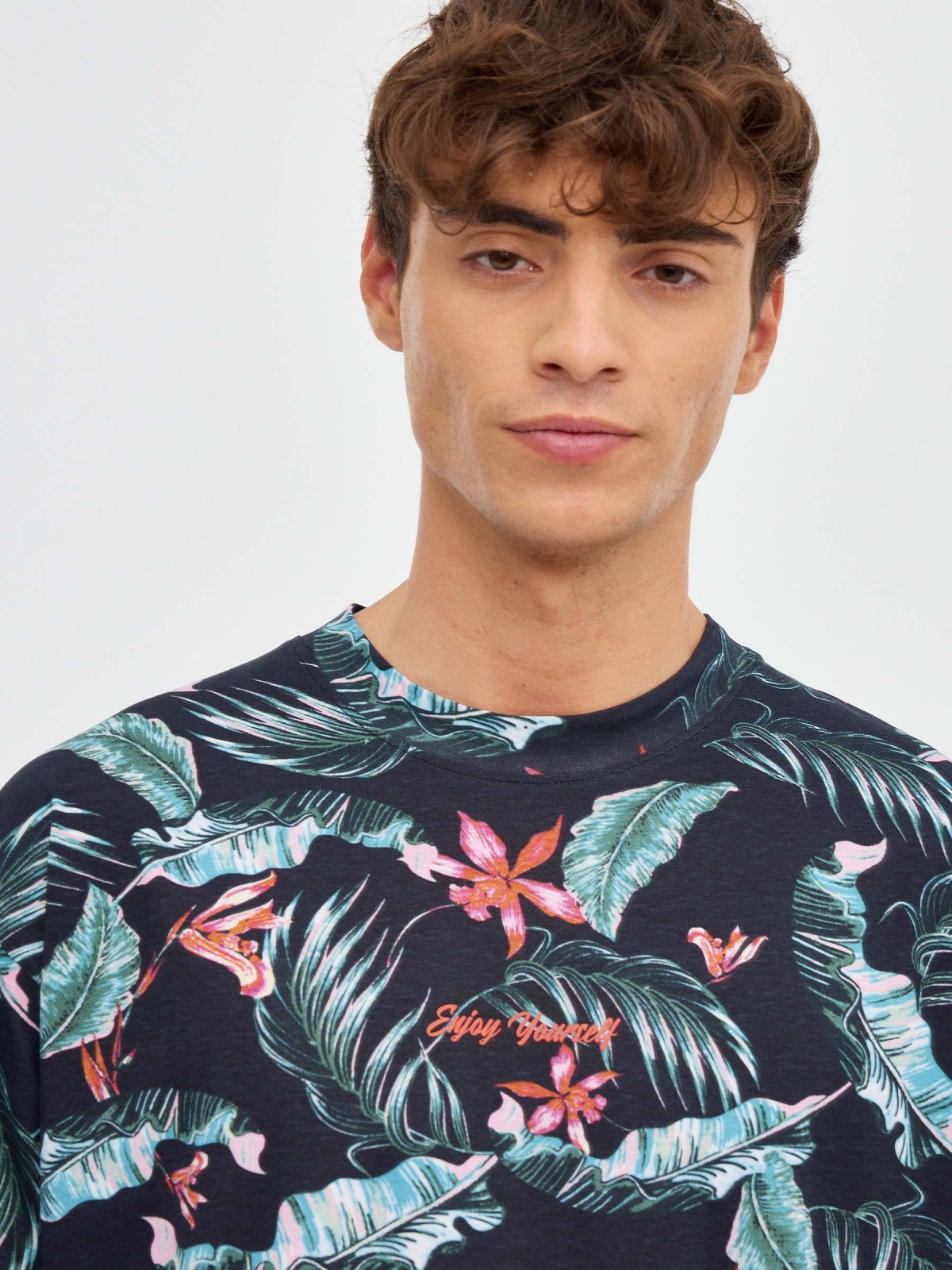 Camiseta oversized tropical negro vista general frontal
