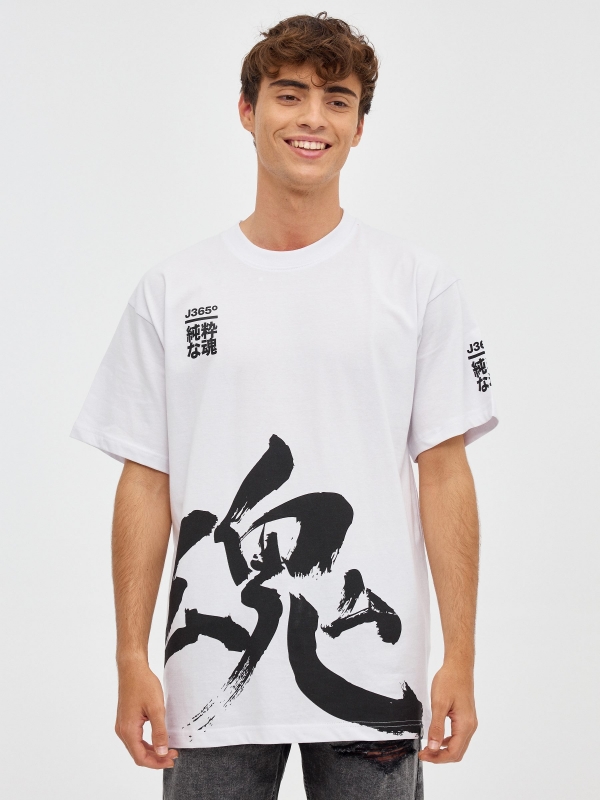 T-shirt com letra japonesa branco vista meia frontal
