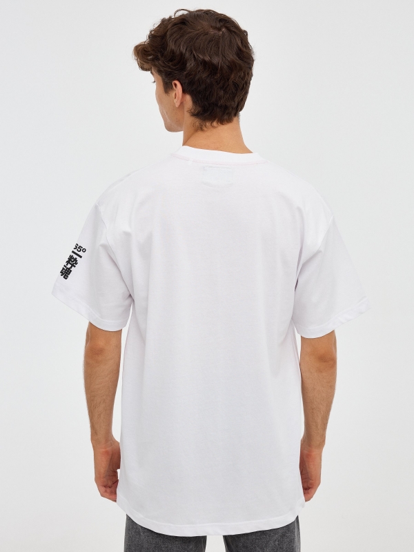 T-shirt com letra japonesa branco vista meia traseira