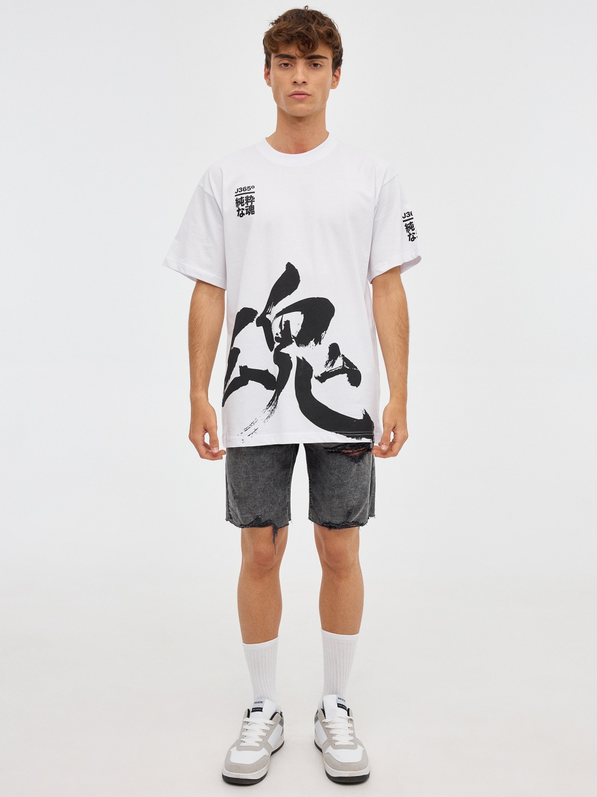 T-shirt com letra japonesa branco vista geral frontal