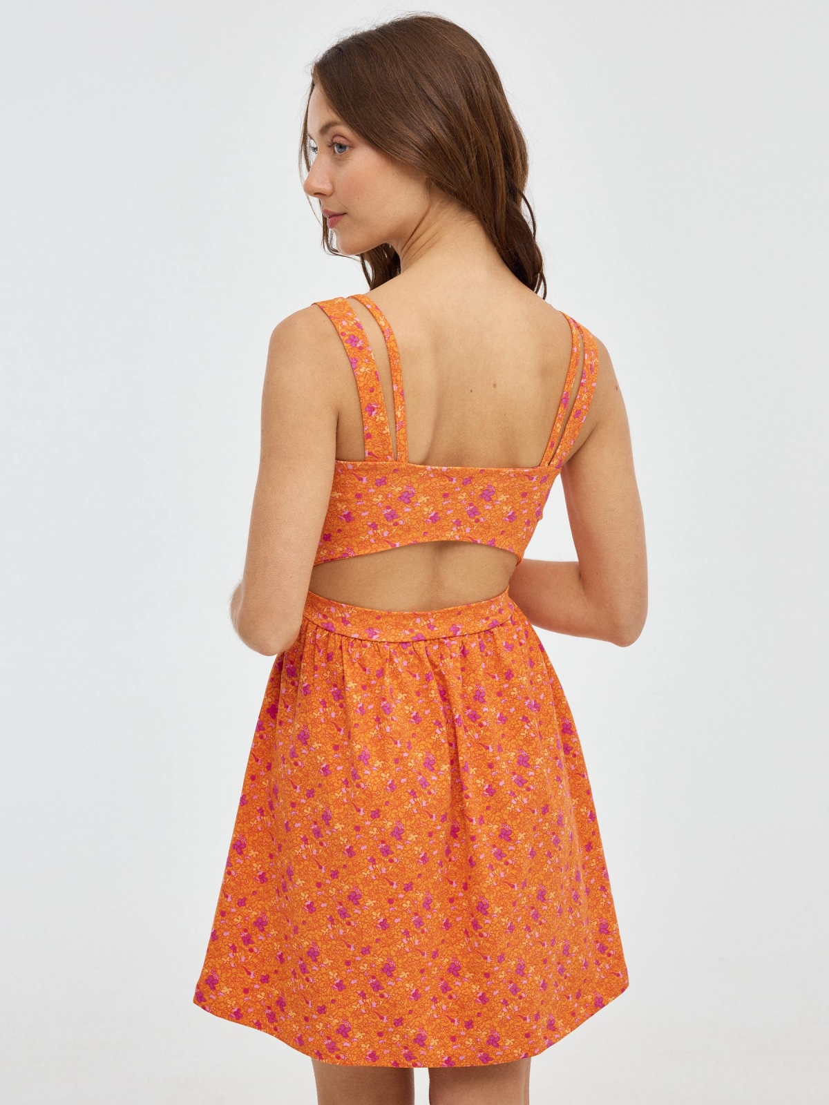 Vestido mini com abas abertas nas costas laranja caldera vista meia traseira
