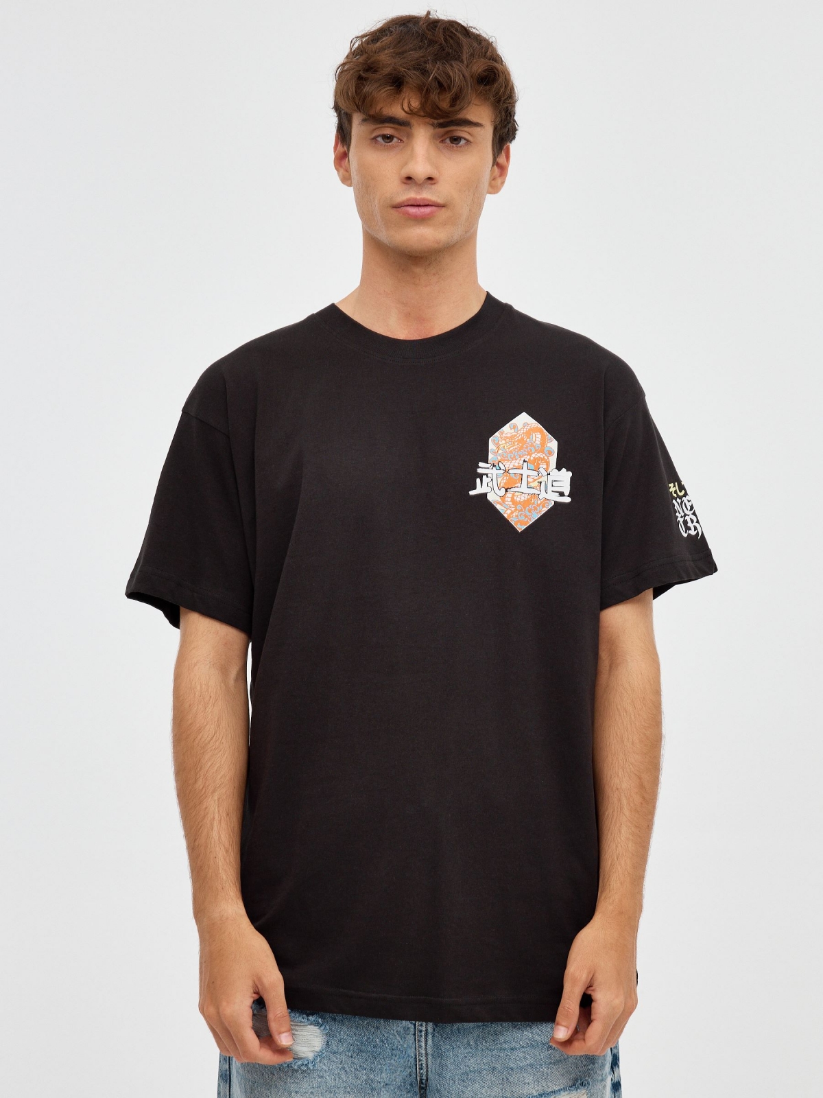 T-shirt de impressão japonesa preto vista meia frontal