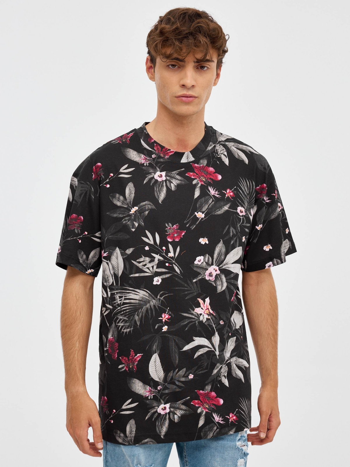 T-shirt floral oversized preto vista meia frontal