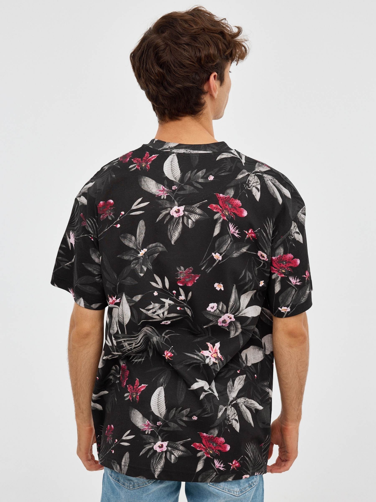 T-shirt floral oversized preto vista meia traseira