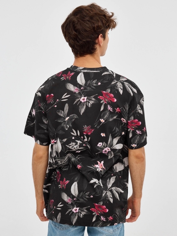 Camiseta oversized flores negro vista media trasera