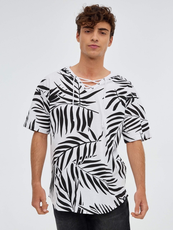 T-shirt oversized de folhas de palmeira branco vista meia frontal