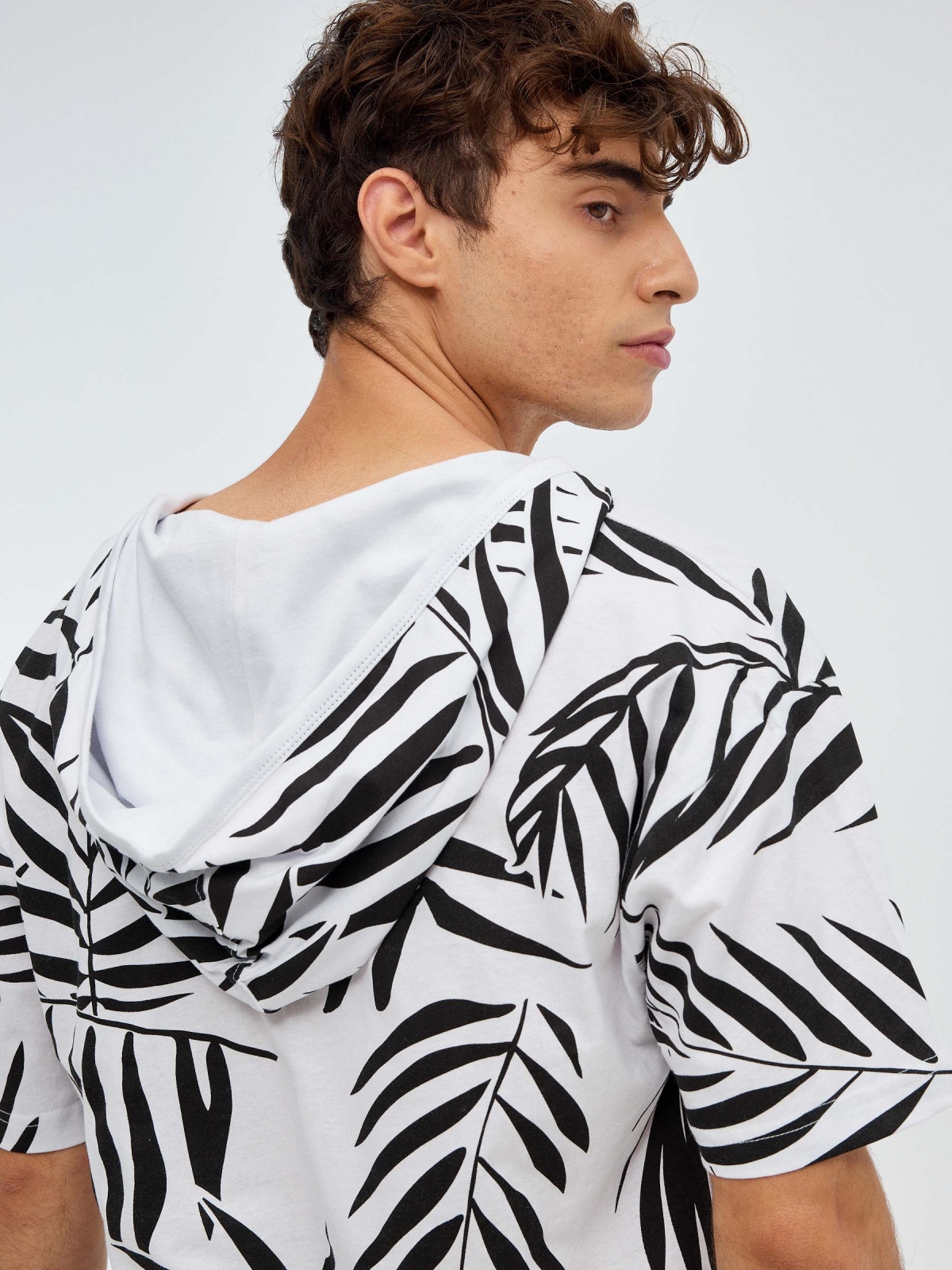 T-shirt oversized de folhas de palmeira branco vista detalhe