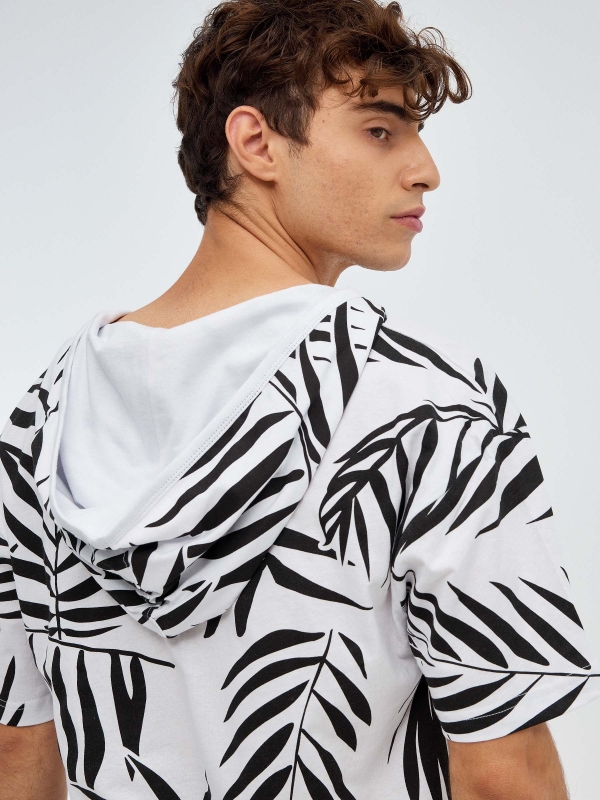 Oversized T-shirt palm tree leaves white detail view