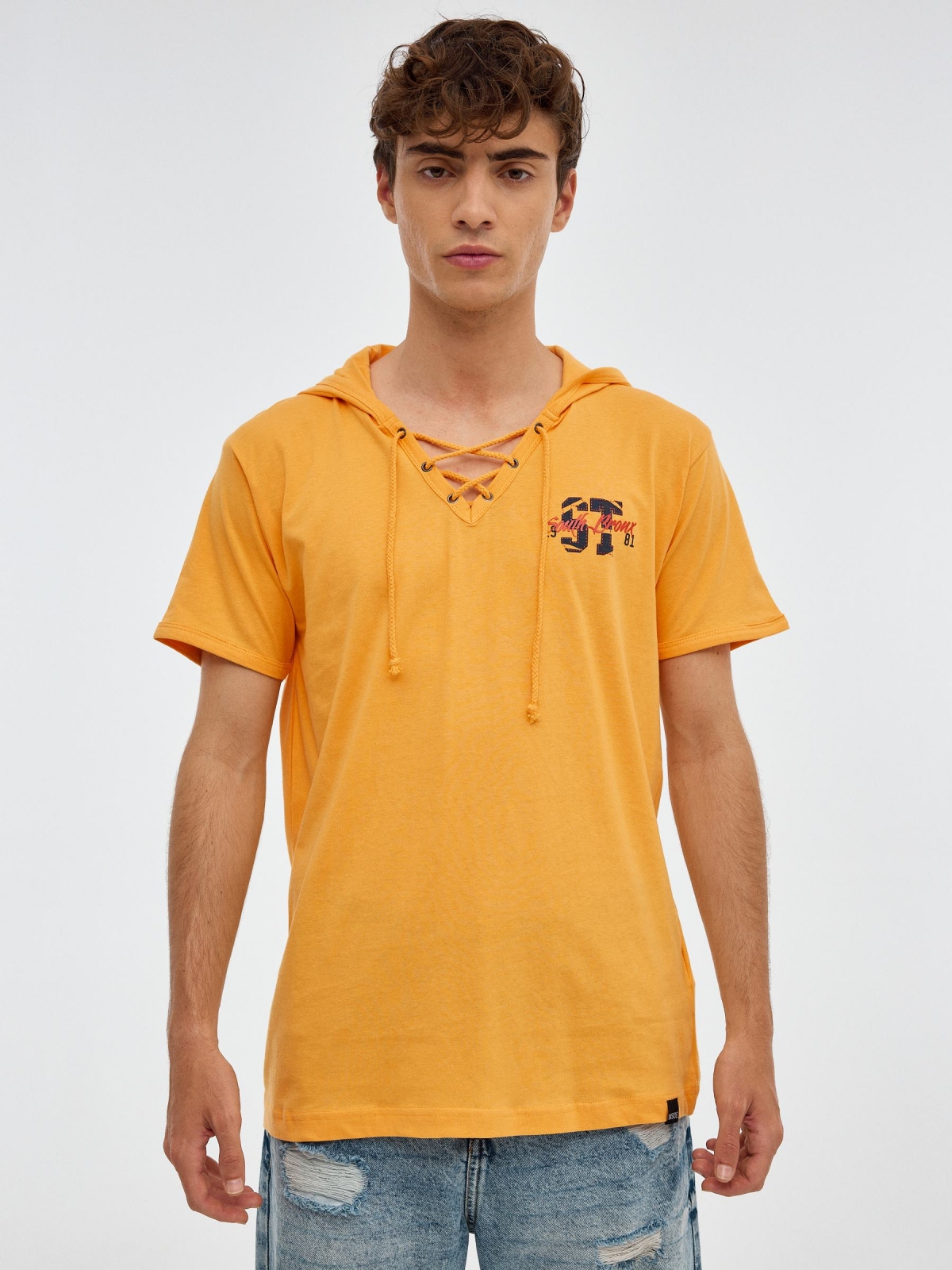 T-shirt de impressão desportiva amarelo pastel vista meia frontal