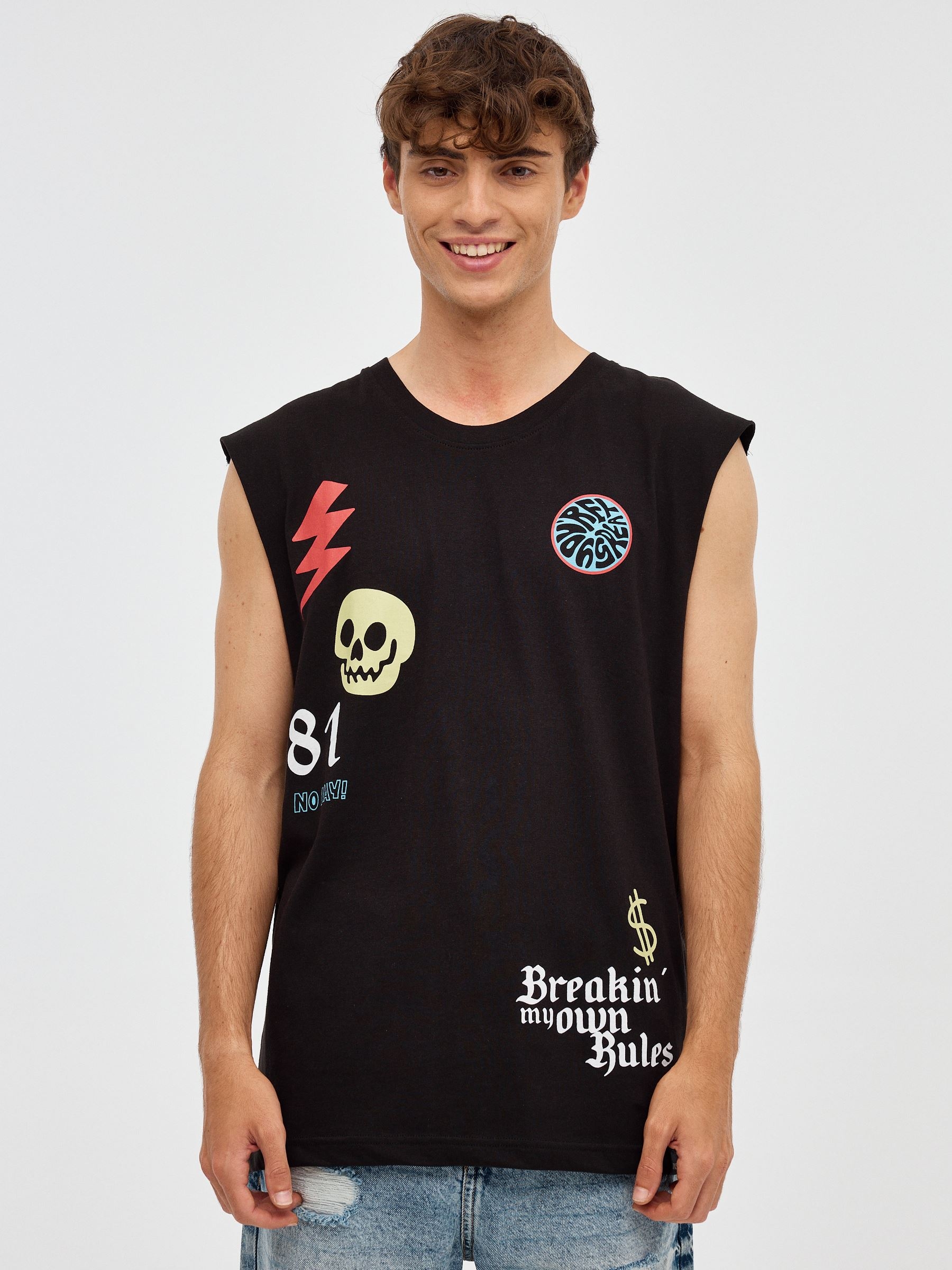 Camiseta desmangada con estampados