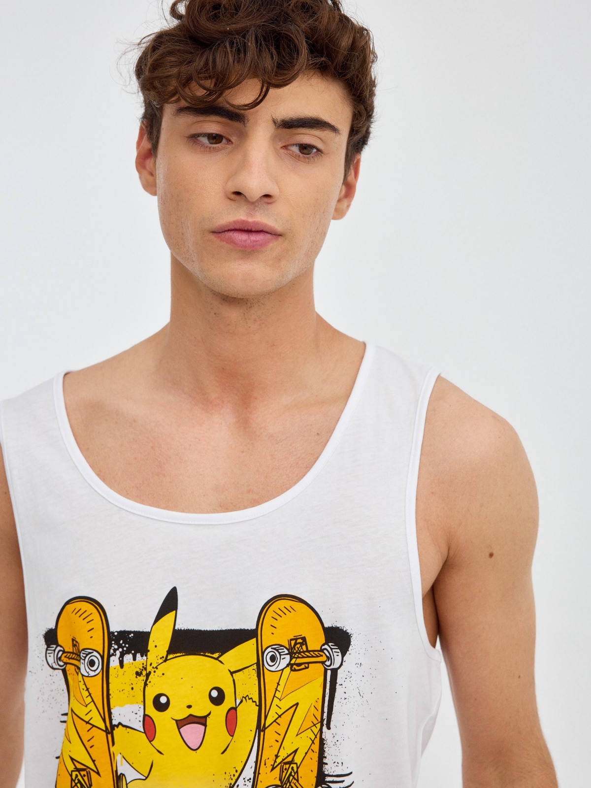 T-shirt do tanque de Pikachu branco vista detalhe
