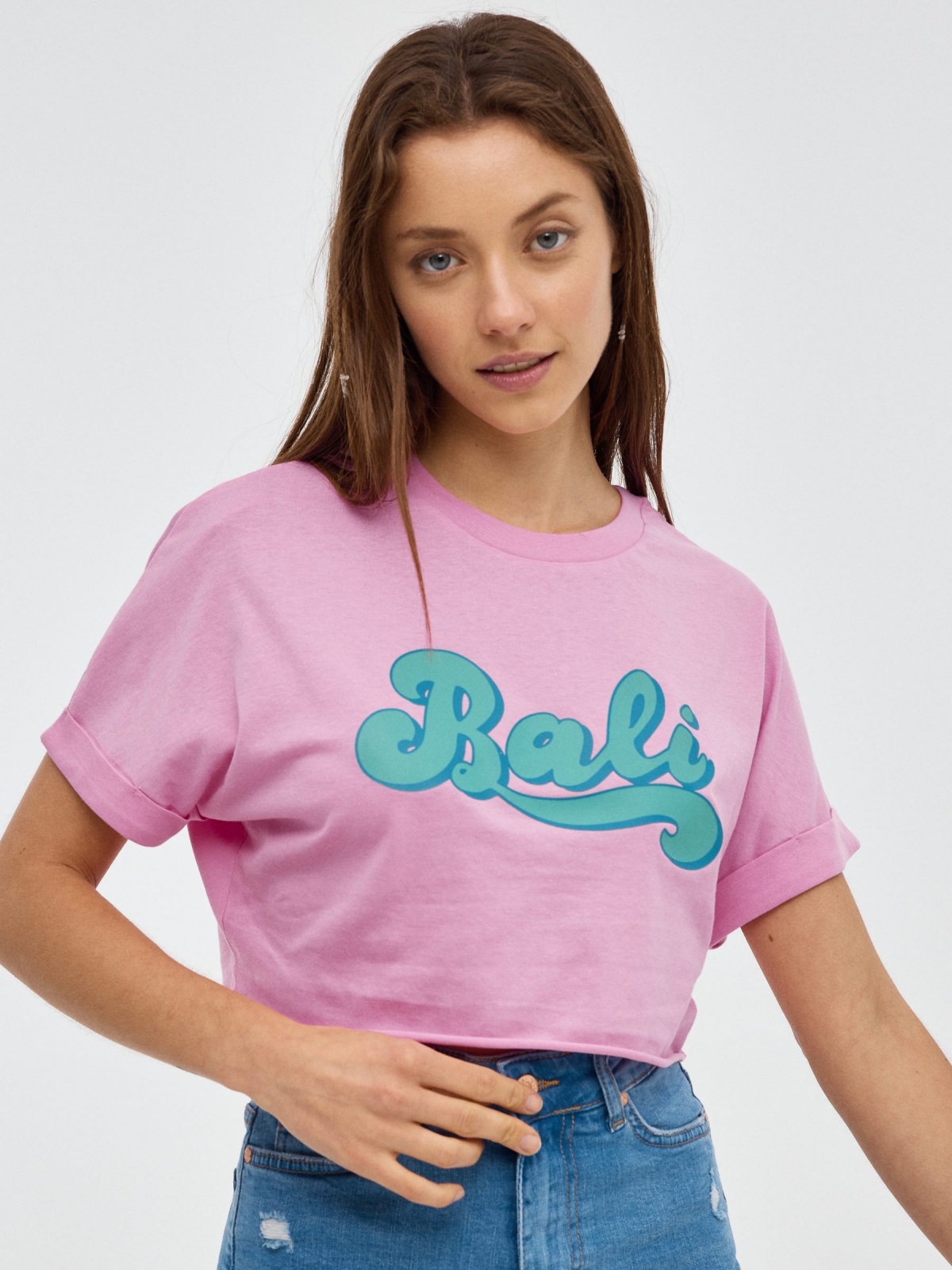 Camiseta crop Bali rosa vista media frontal