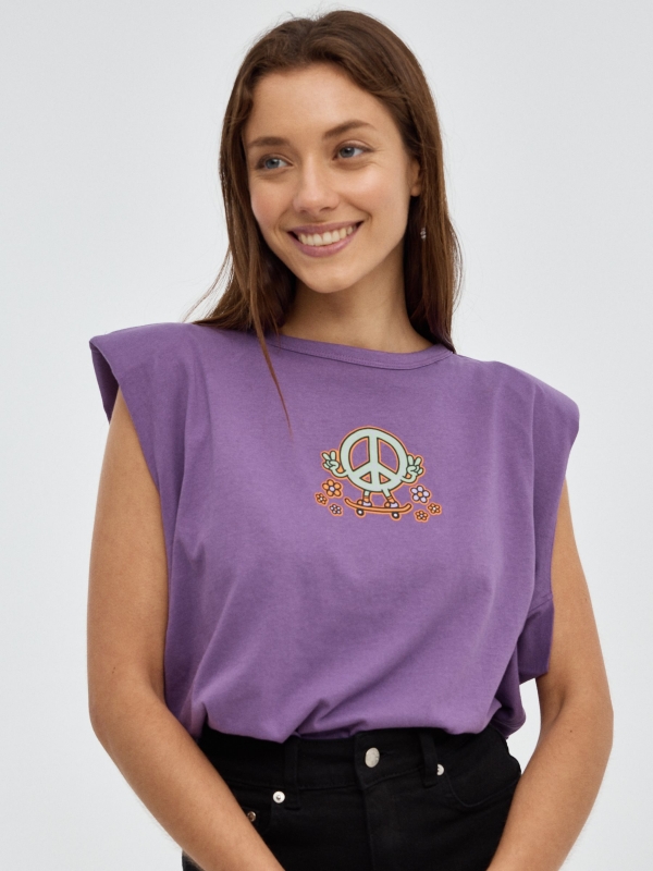 T-shirt estampada com ombreiras beringela vista meia frontal