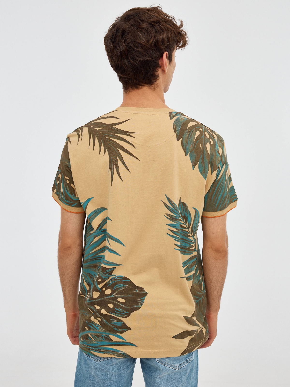 Camiseta hojas tropicales marrón tierra vista media trasera