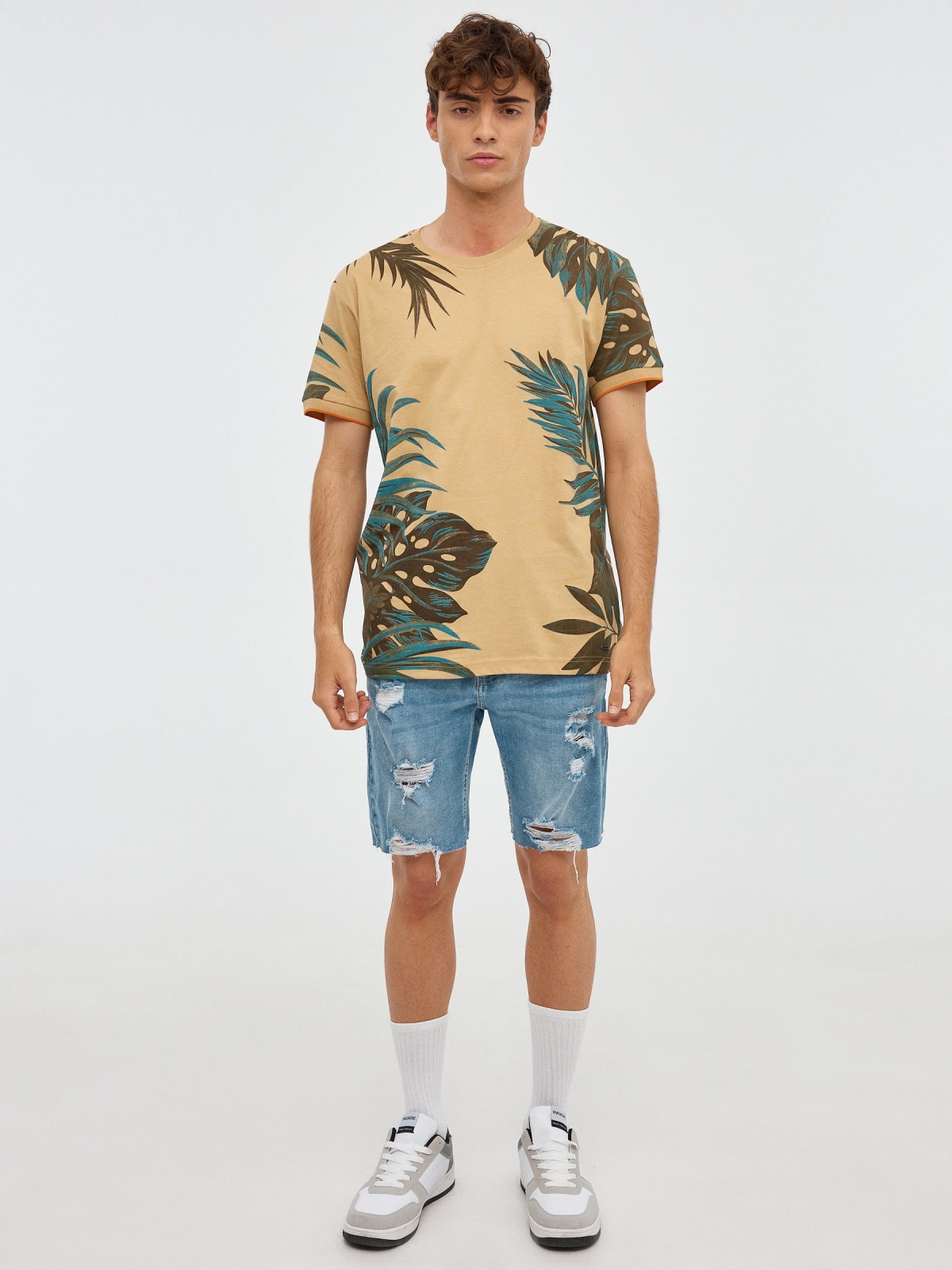 Camiseta hojas tropicales marrón tierra vista general frontal