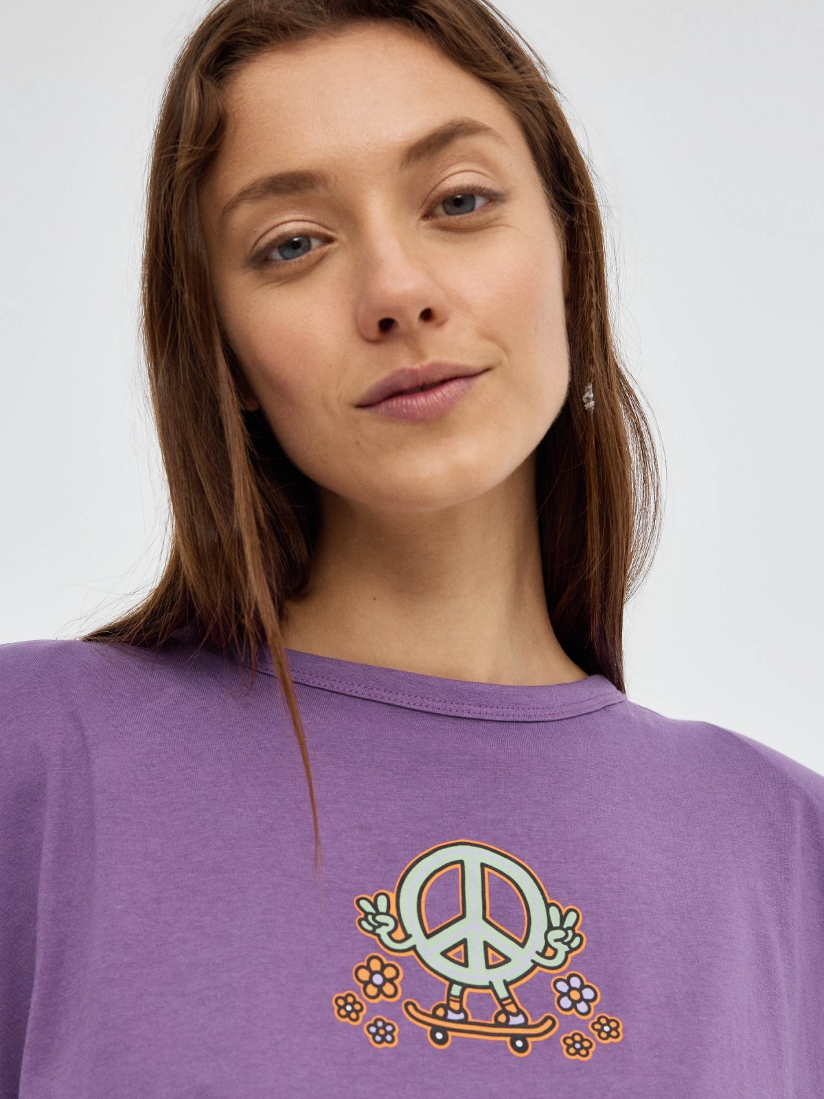 T-shirt estampada com ombreiras beringela vista detalhe