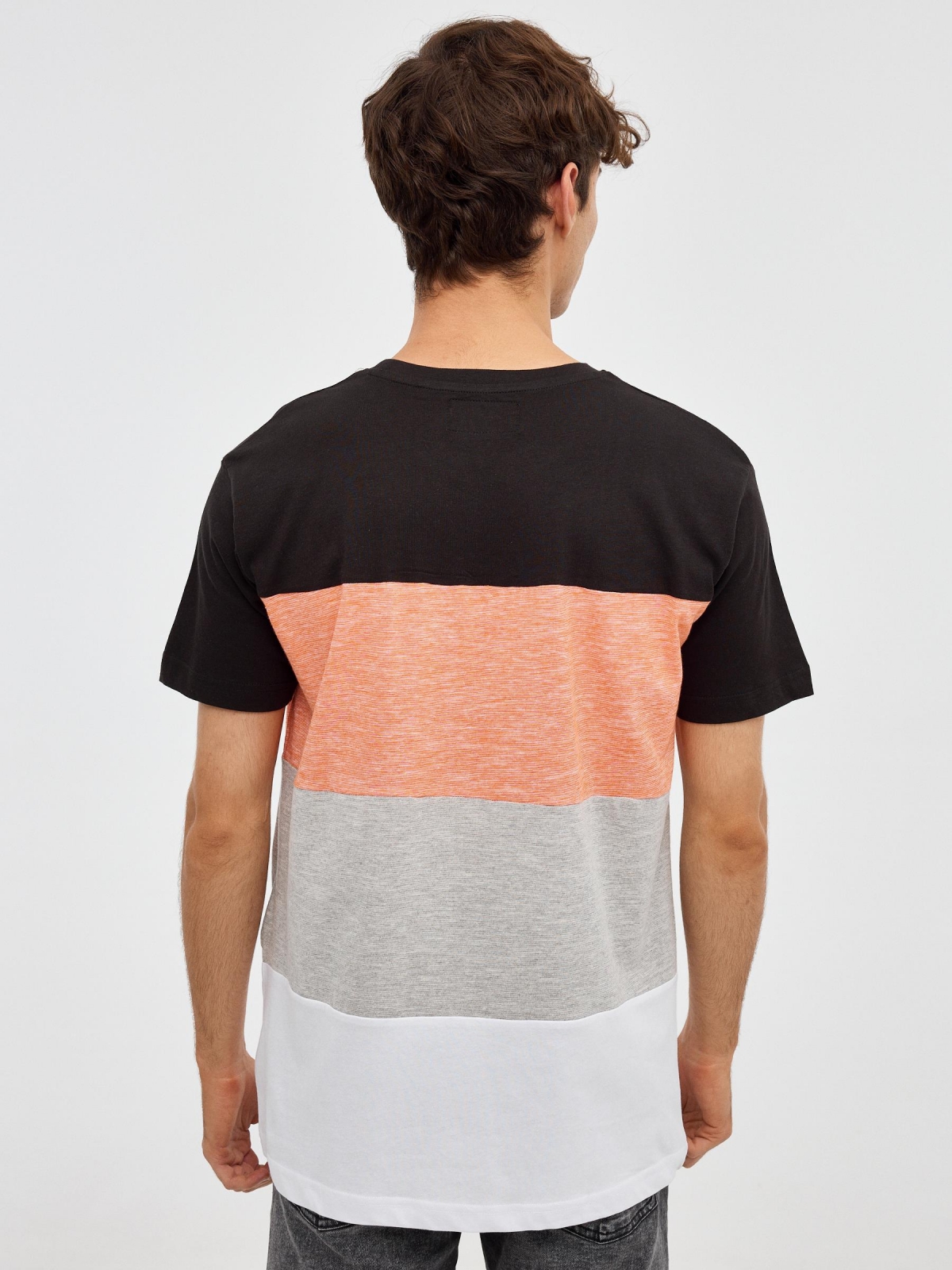 T-shirt às riscas em color block preto vista meia traseira