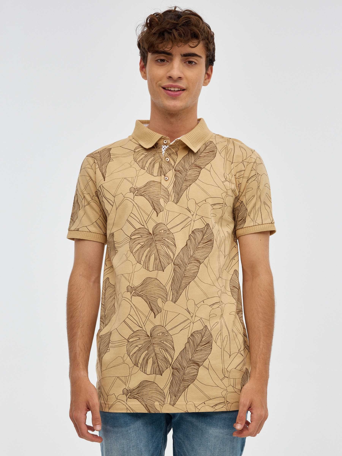 Camisa pólo com estampas florais marrom terra vista meia frontal
