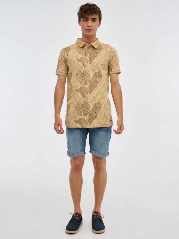 Camisa pólo com estampas florais marrom terra vista geral frontal