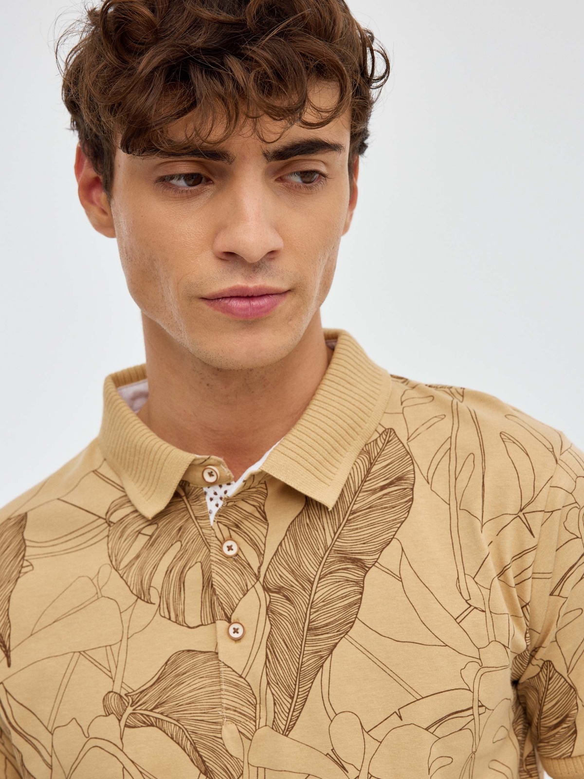 Camisa pólo com estampas florais marrom terra vista detalhe