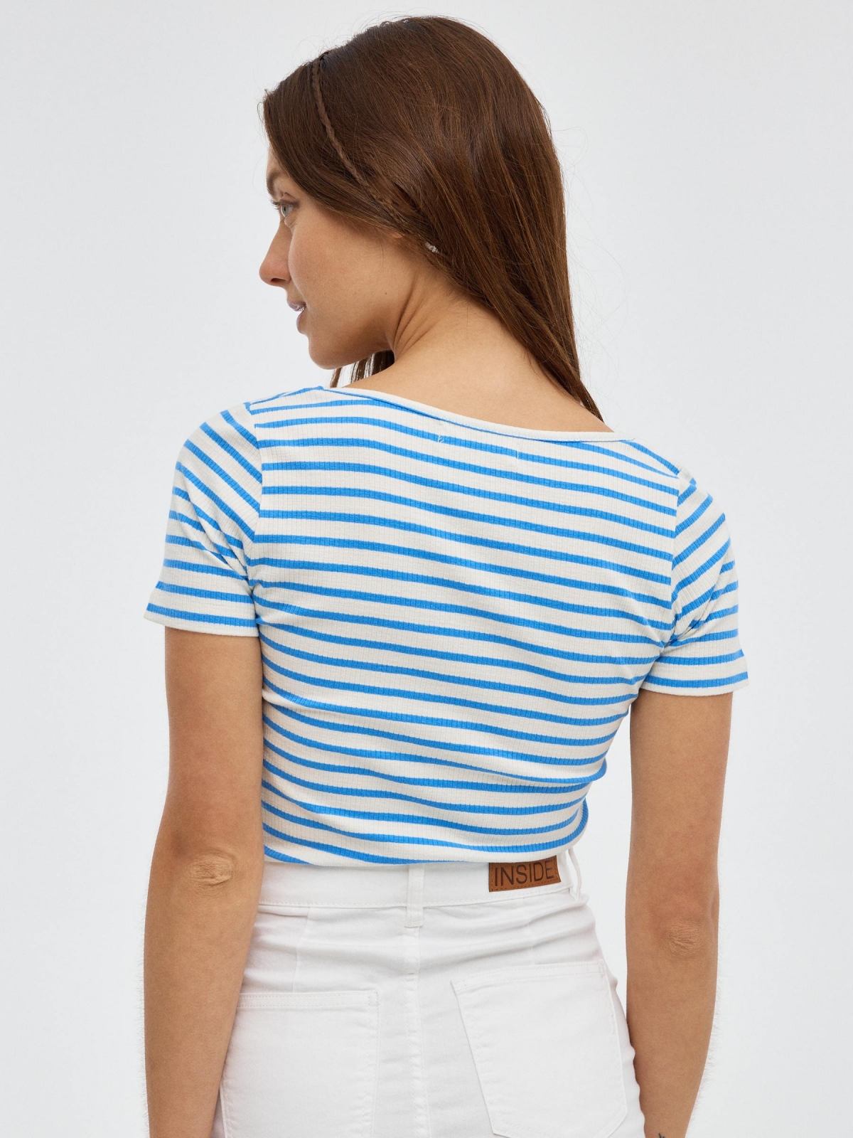 Camiseta crop rayas casual azul vista media trasera