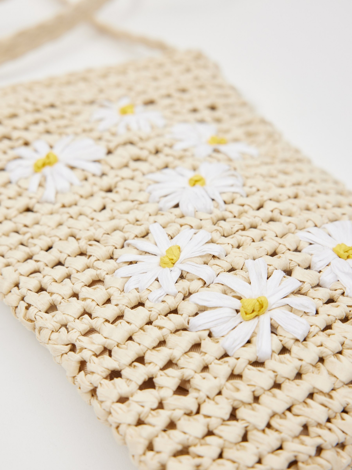 Bolso fibra natural de flores beige vista detalle