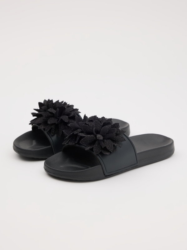Flip flops with flower black 45º front view