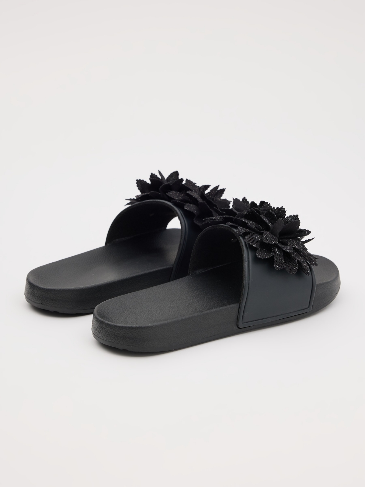 Flip flops com flor preto vista traseira 45º