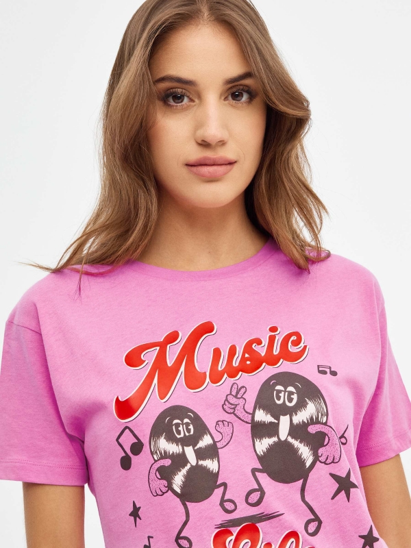 T-shirt de música de grandes dimensões rosa vista detalhe