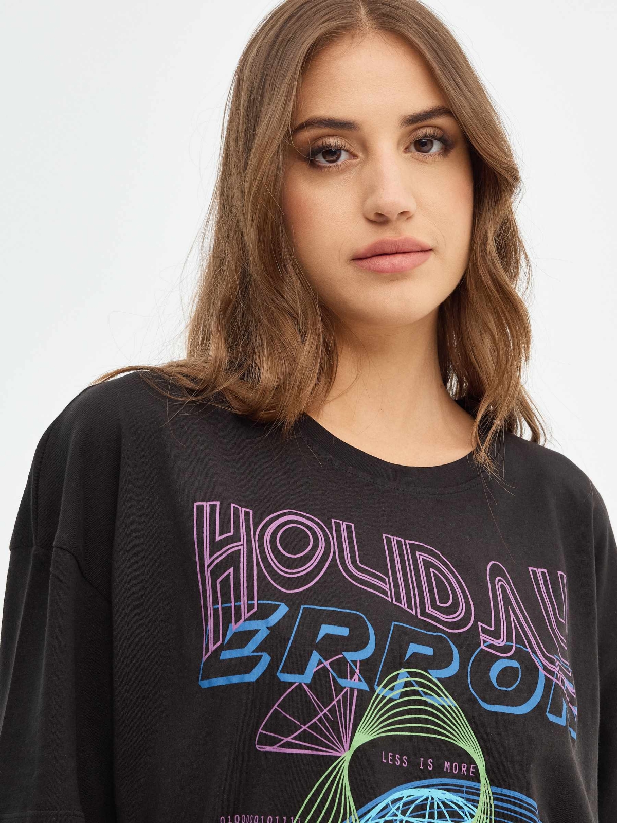 Camiseta oversized Holiday Error negro vista detalle
