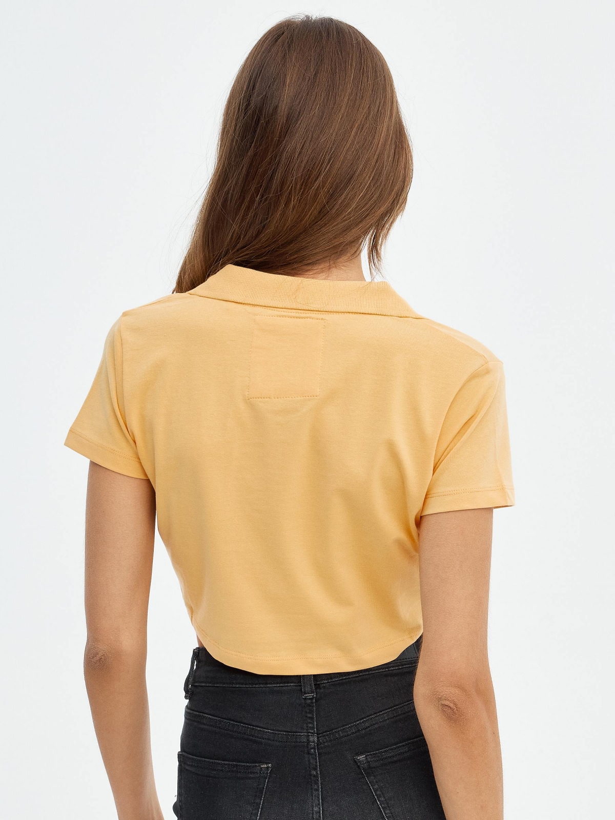 Camiseta crop cuello polo amarillo claro vista media trasera