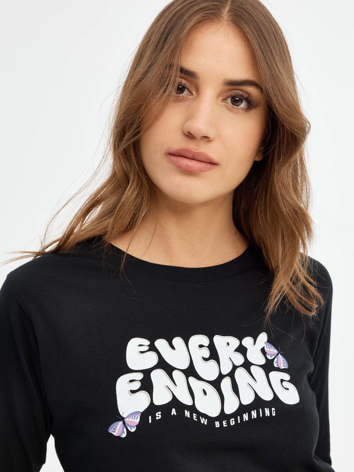 T-shirt Every Ending preto vista detalhe