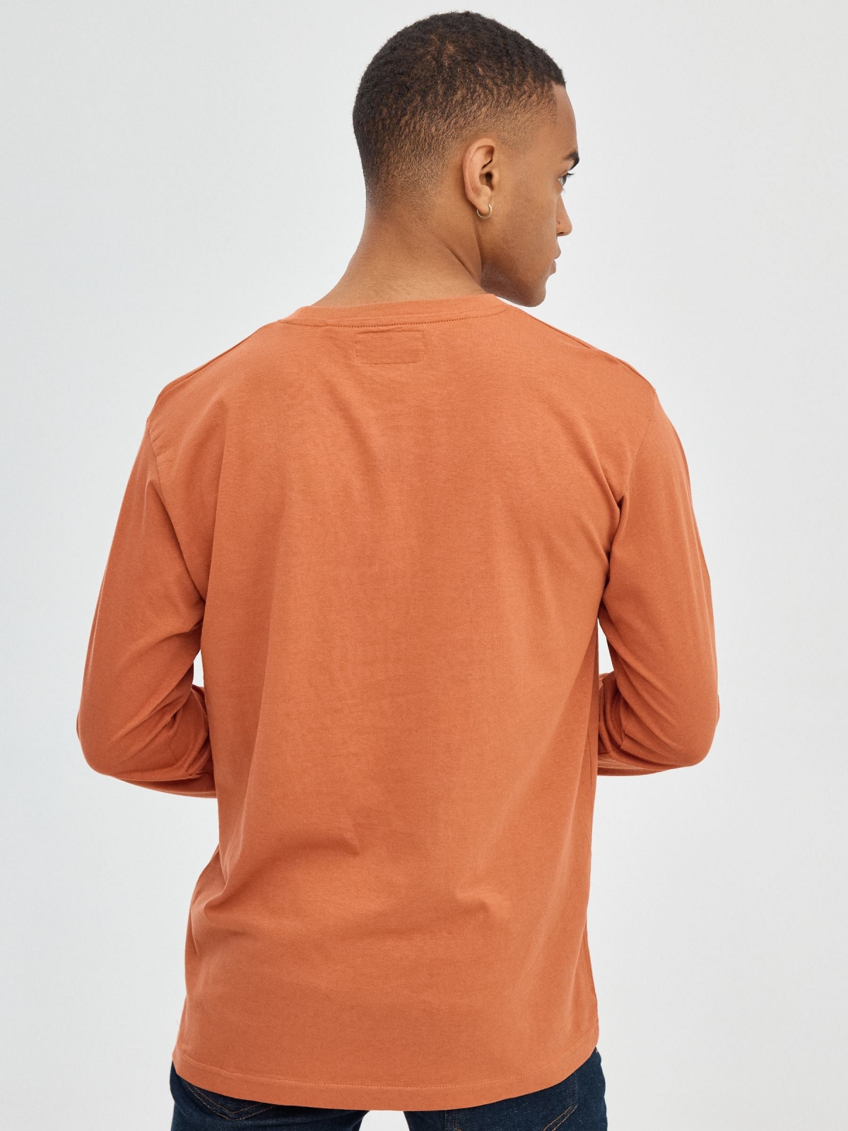 Camiseta regular INSIDE marrón vista media trasera