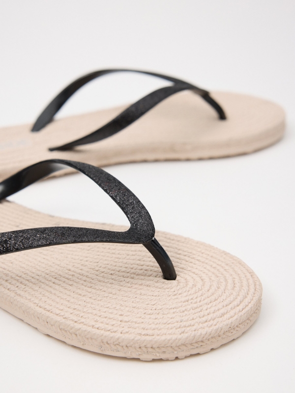 Beach flip flops with shiny toe strap black/beige detail view