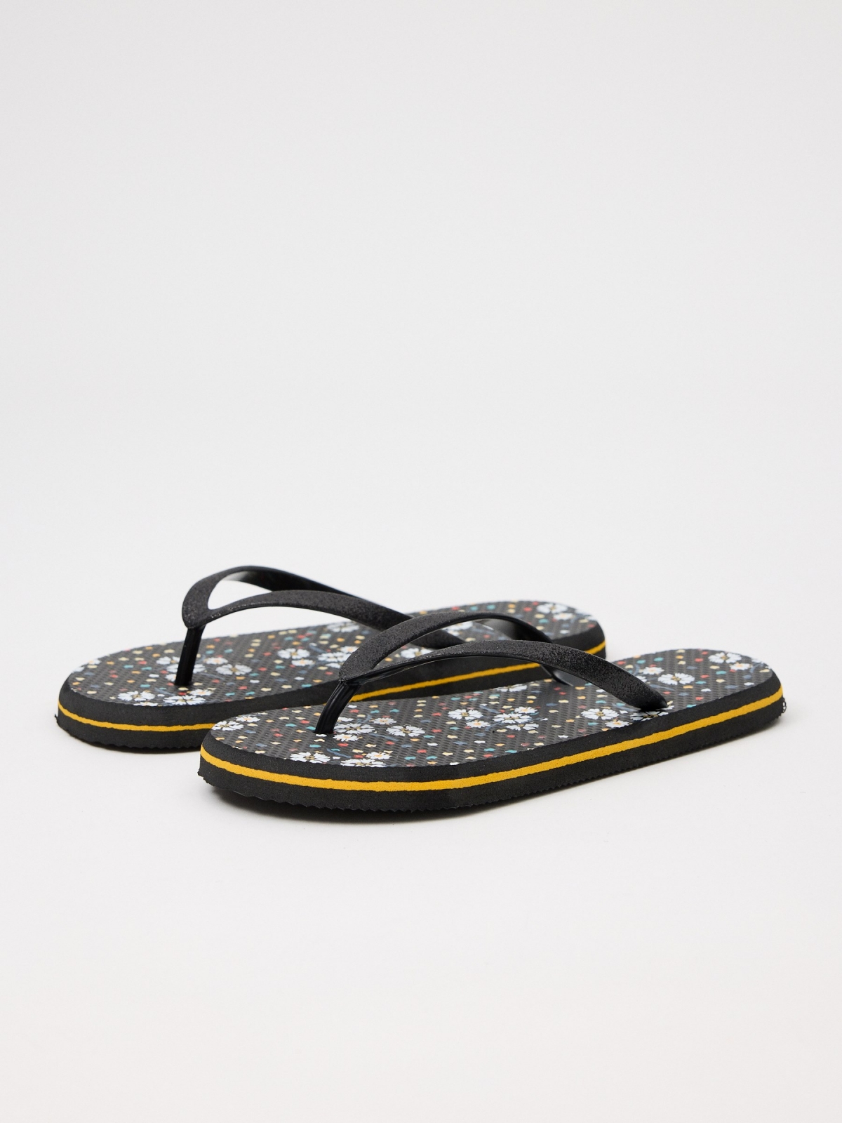 Beach flip flops with flowers black 45º front view