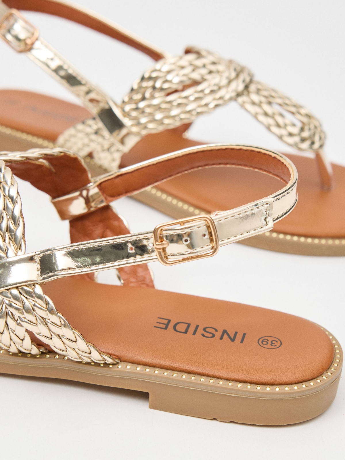 Sandália de biqueira entrançada com brilhantes dourado/prata vista detalhe