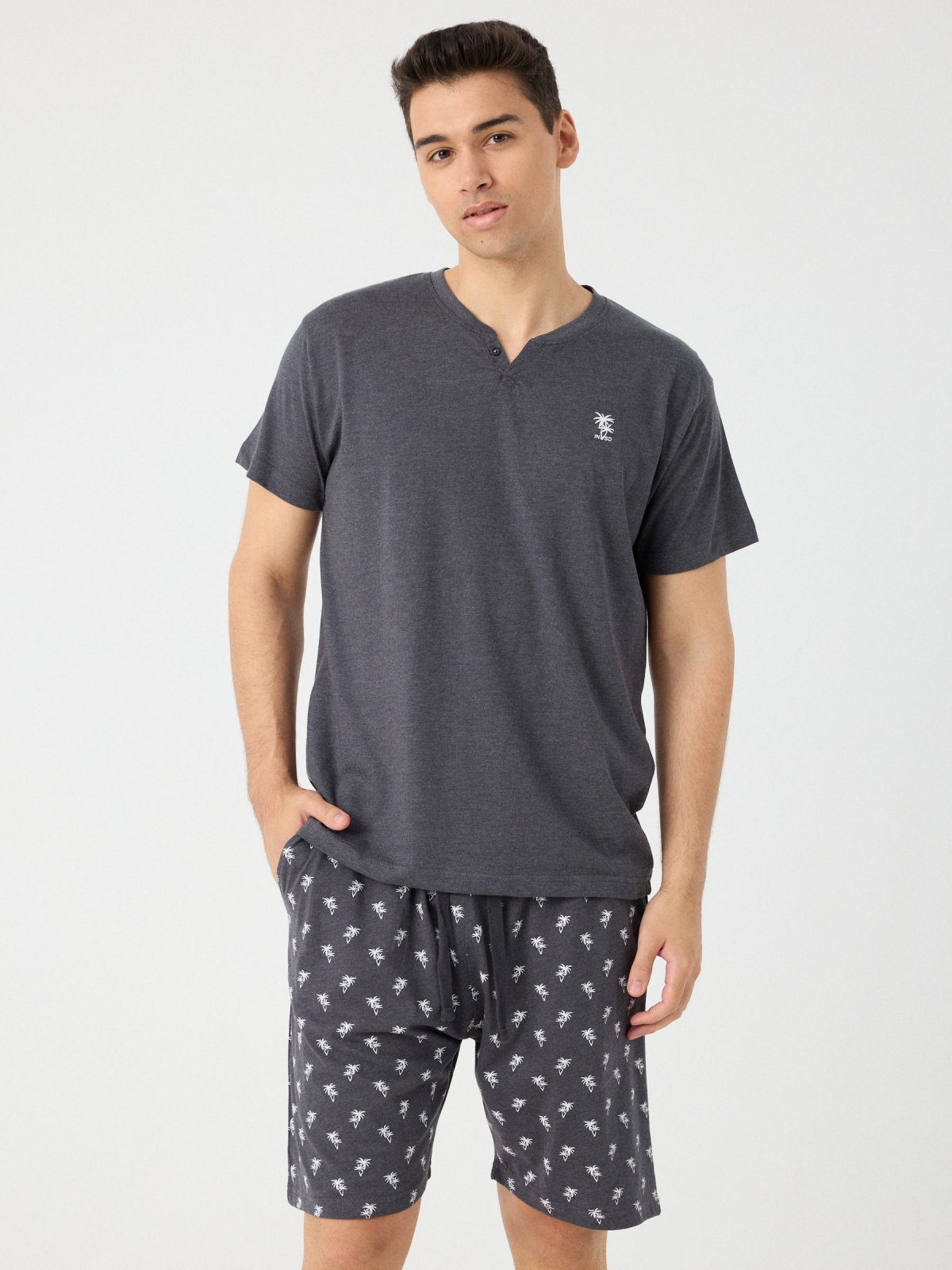 Pijama curto com estampa de palma cinza vista meia frontal